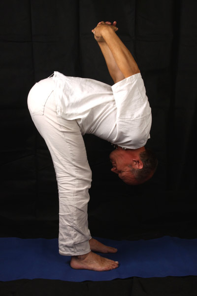 Vorbeuge im Stehen - Uttanasana Vorbeuge im Stehen - Uttanasana
