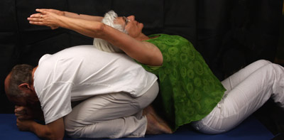 Partnerübung, Rückbeuge mit Yoga Mudra