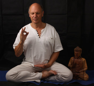 Meditationssitz mit Fingermudra - Sukhasana
